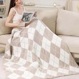 Beige White Diamond Argyle Patterned Two Tone Blanket Design Reversible Throw